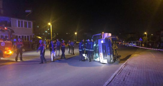 Otomobille çarpışan ambulans devrildi: 4 yaralı