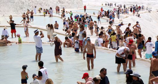 Pamukkale 400 bin turistle Ağustos ayında rekor kırdı
