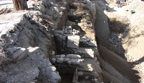 Pamukkale yolu üzerinde tonozlu mezar bulundu