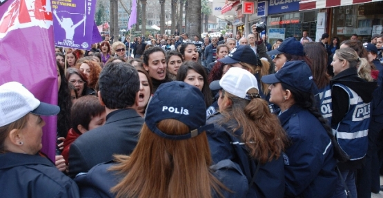 Yürümek İsteyen Kadınlara Polis İzin Vermedi 