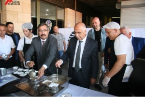 Polisler vatandaşlara kendi elleriyle aşure dağıttı