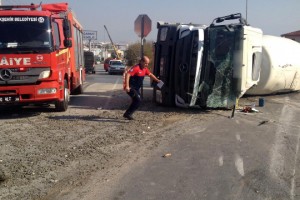 Beton mikseri ile kamyon çarpıştı: 1 yaralı