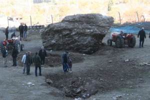 Devasa kayalar mahallenin üzerine yuvarlandı