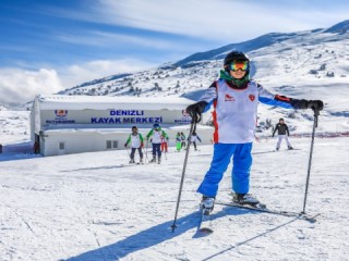 Denizli Kayak Merkezi Türkiye’nin dört bir tarafından kayak sporcularını ağırlıyor