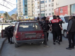 Polisin kovaladığı şahıslar, çıkmaz sokağa girince yakalandı