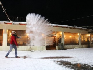 Sıfırın altında 21 derecede havaya atılan su yere buz taneciği olarak düştü