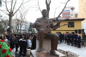 Büyük halk ozanı Özay Gönlüm, unutulmadı