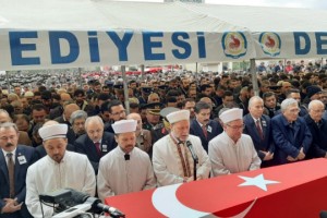 Şehidi binlerce kişi uğurladı