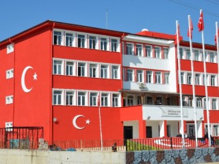 Sınırdaki okul Türk bayrağına boyandı
