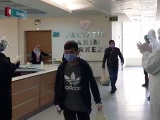 Aynı aileden 10 kişi koronayı yenerek alkışlarla taburcu oldu