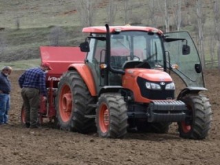 Bayburt’ta kuru soğan demonstrasyon ekimi yapıldı