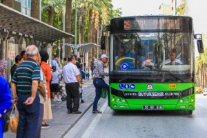 Büyükşehir sağlık çalışanlarına ulaşım desteğini sürdürecek