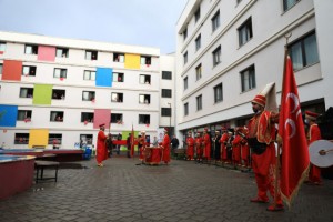 Büyükşehir'den karantinadaki gurbetçilere mehteran sürprizi