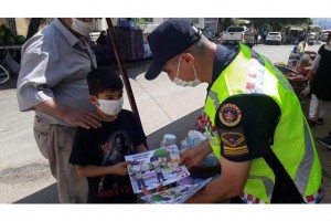 Jandarma çocuklara trafik kurallarını öğreten boyama kitabı hediye etti
