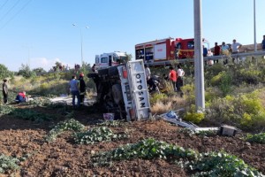 Kontrolden çıkan kamyonet tarlaya devrildi: 3 yaralı