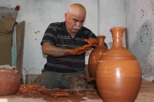 Müşteriye ‘bardak yok’ demekten utandığı için asırlık mesleği devam ettiriyor