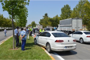 Direksiyon hakimiyetini kaybeden sürücünün neden olduğu kazada 5 araç birbirine girdi