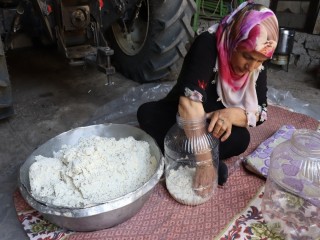 Doğal yollarla üretilen peynirler kışın tüketilmek üzere toprağa gömülüyor