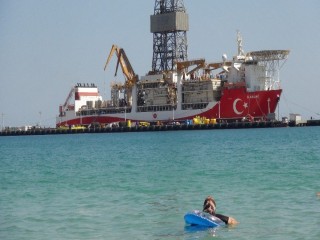 Kanuni kırmızı beyaza boyandı, Türk bayrağı işlendi