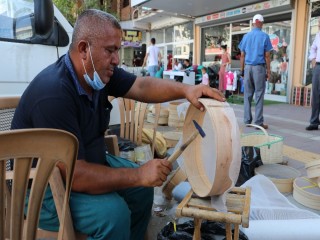 Ölen babasının mesleğini son temsilcisi olarak devam ettiriyor