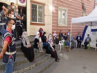 HDP önündeki evlat nöbeti direnişine bir aile daha katıldı