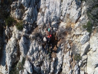 Kayalıklardan düşen turiste 6 saatlik nefes kesen kurtarma operasyonu