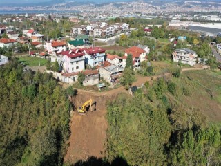 Başiskele’de engebeli arazilerdeki yollara heyelan önlemi