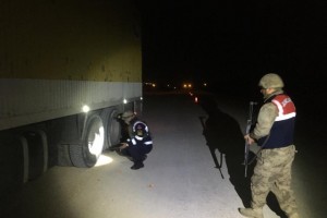 Denizli’ye kamyonla 1 kilo uyuşturucu sokan 2 şahıs yakalandı