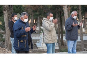 Koronadan ölen doktor vasiyeti üzerine annesinin yanına gömüldü