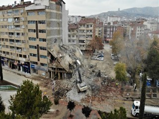 Deprem bölgesi Elazığ’da kısıtlamayla yıkımlar hız kazandı