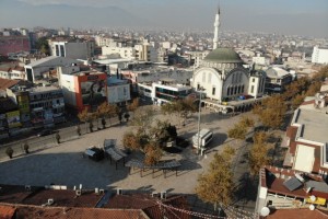 Kalabalıklarıyla hafızalara kazınan meydanlar boş kaldı