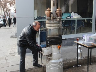 Pandemide sokağa kurduğu dev semaverle müşterilere paket çay servisi yapıyor