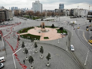 Taksim Meydanı turistlere kaldı