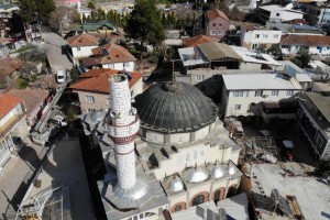 Şiddetli rüzgar cami minaresinin külahını uçurdu