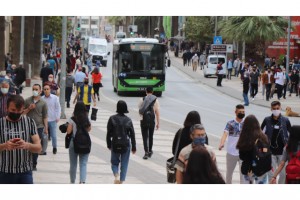 Tam kapanmaya saatler kala kent merkezinde yoğunluk yüzde 100 arttı