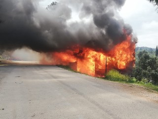 Güneş panelinin patlayan aküsü 2 bağ evini küle çevirdi