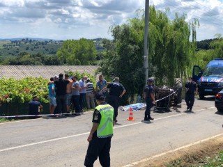 Devrilen traktörün altında kalan vatandaş olay yerinde hayatını kaybetti