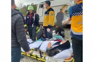 Midibüsün devrildiği kazada 3'ü ağır 12 kişi yaralandı