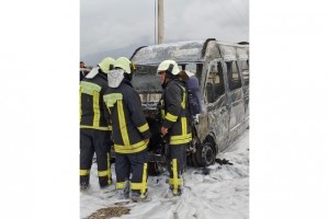 Seyir halindeki minibüs alev alev yandı