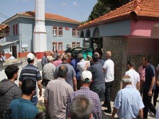 Ailesi uyurken evi yakan baba defnedildi