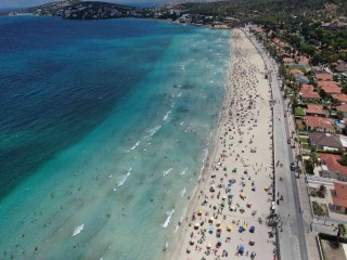 Çeşme’nin nüfusu 1 milyona dayandı, plajlar doldu taştı