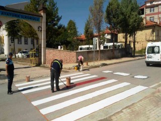 Hisarcık’ta yaya geçidi çizgileri yenileniyor