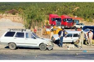 Kafa kafaya çarpışan araçlardan yara almadan kurtuldular