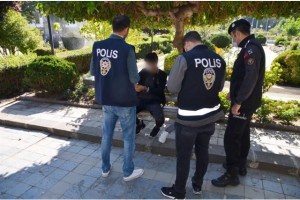 Üzerinden çok sayıda kimlik ve telefon çıktı