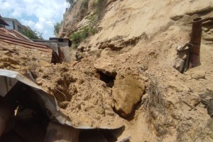 Heyelan iki komşuya korkulu dolu anlar yaşattı