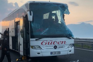 Karşı şeride geçen tır, otobüsle kafa kafaya çarpıştı: 2 ölü, 6’sı ağır 20 yaralı