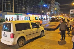 Bisiklete çarpmamak için manevra yapan motosiklet polis aracına çarptı: 3 yaralı