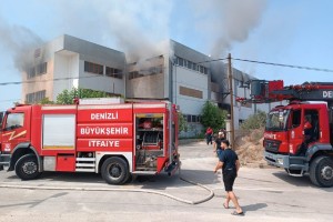 Tekstil fabrikasında çıkan yangın maddi hasara neden oldu