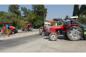 Bankanın taşınma kararına tepki gösteren çiftçiler traktörlerle yol kapattı