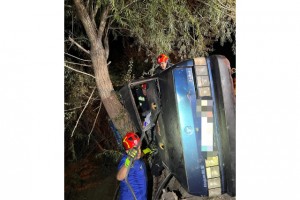 Şarampole yuvarlanan araç ağaçta asılı kaldı: 2 ölü, 3 yaralı